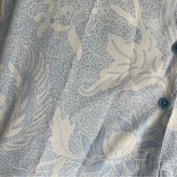 Diane Von Furstenberg Size 8 Blue Floral Short Sleeve V- Neck 100% Silk Blouse - Picture 5 of 6